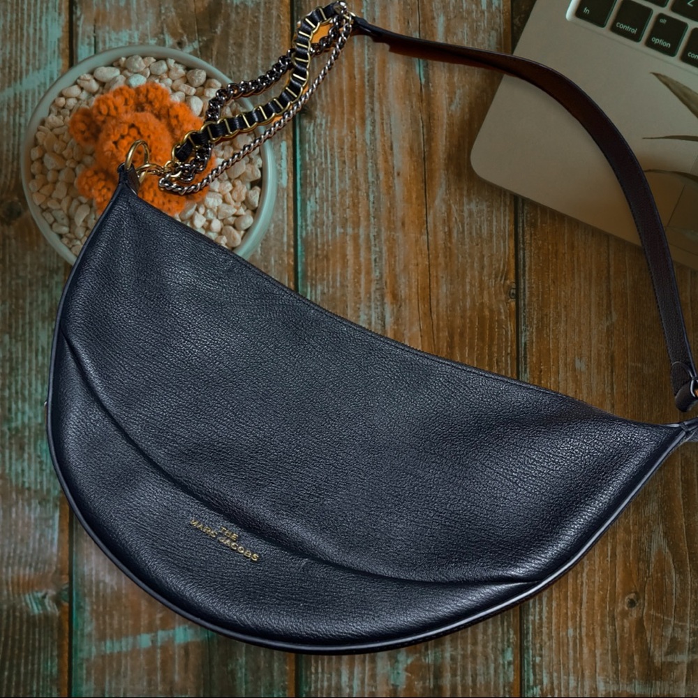 MARC JACOBS
The Eclipse Black Leather Pouch